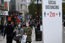 Πολίτες με μάσκα στην Βρετανία