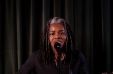 Η Τρέισι Τσάπμαν τραγουδάει στην τηλεόραση πριν τις εκλογές