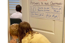 Μπαμπάς σε τηλεργασία συμμετέχει σε μίτινγκ την ώρα που τα παιδιά είναι στο σπίτι