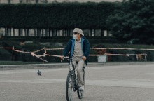 Πολίτης με μάσκα στη Γαλλία