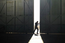 Άνδρας ανοίγει την πόρτα σε αποθήκη