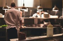 Σεφ σε επαγγελματική κουζίνα