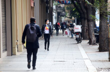 Πολίτες με μάσκα για τον κορωνοϊό στη Θεσσαλονίκη