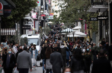 ΚΙΝΗΣΗ ΚΑΙ ΟΥΡΕΣ ΣΕ ΚΑΤΑΣΤΗΜΑΤΑ ΣΤΗΝ ΕΡΜΟΥ