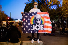 Αμερικανικές εκλογές 2020: Υποστηρικτής του Τζο Μπάιντεν με προστατευτική μάσκα για τον κορωνοϊό