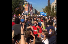 Οπαδοί του Μπάιντεν τραγουδούν «Goodbye» στον Τραμπ έξω από τον Λευκό Οίκο