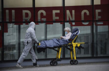 Κορωνοϊός στη Γαλλία - Διακομιδή ασθενούς σε νοσοκομείο στο Παρίσι