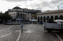 Lockdown: Δεν κυκλοφορεί «ψυχή» στην πλατεία στο Μοναστηράκι, με συνεργείο του Δήμου Αθηναίων να προχωρεί σε απολύμανση