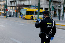 Αστυνομικός στην Αθήνα πραγματοποιεί ελέγχους για το lockdown