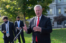 O Μαρκ Μέντοους, προσωπάρχης του Λευκού Οίκου, κάνει δηλώσεις χωρίς μάσκα για τον κορωνοϊό