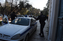 Αστυνομικοί βγαίνουν από περιπολικό (ΦΩΤΟ ΑΡΧΕΙΟΥ)