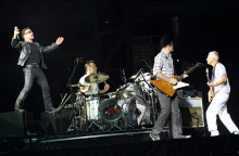 Στιγμιότυπο από τη συναυλία των U2 στην Αθήνα 