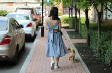 Γυναίκα βγάζει βόλτα τον σκύλο της