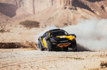 Αγωνιστικό αυτοκίνητο σε κίνηση σηκώνει σκόνη