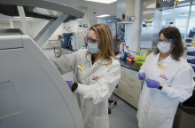 Άδεια χρήσης έκτακτης ανάγκης για τη θεραπευτική αντιμετώπιση της νόσου COVID-19, έλαβε από τον FDA το αντίσωμα bamlanivimab (LY-CoV555) της Εταιρείας Lilly.