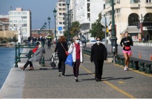 Πολίτες με μάσκα στην παραλία της Θεσσαλονίκης