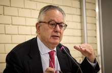  Νίκος Αλιβιζάτος