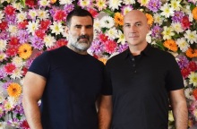 Οι σχεδιαστές Δημήτρης Αλεξάκης και Γρηγόρης Τριανταφύλλου (Deux Hommes)