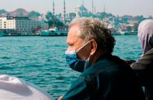 Πολίτης με μάσκα στην Τουρκία 