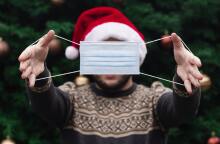 Άνδρας με χριστουγεννιάτικο σκούφο και μάσκα 