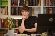 Ο Björn Mosten στη σειρά «Έρωτας & Αναρχία» (Love & Anarchy) του Netflix