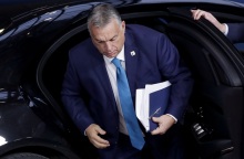 Ο πρωθυπουργός της Ουγγαρίας Βίκτορ Όρμπαν την ώρα που βγαίνει από το αυτοκίνητο