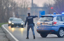 Ιταλία - Κορωνοϊός: Αστυνομικός κάνει σήμα σε οδηγό αυτοκινήτου να σταματήσει για έλεγχο