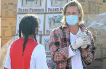 Ο Μπραντ Πιτ μπροστά από το φορτηγό με τα κιβώτια γεμάτα τρόφιμα και είδη πρώτης ανάγκης για άπορες οικογένειες σε γειτονιά του Λος Άντζελες