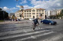 Ένας ποδηλάτης σε δρόμο στη Θεσσαλονίκη εν μέσω lockdown