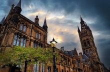 «Ψυχρός γρανίτης», «Το φως που χάνεται», «Νεκρή σάρκα», «Σφαγείο ψυχών»: 4 σπουδαίοι tartan noir τίτλοι του Stuart MacBride στις εκδόσεις Ελληνικά Γράμματα