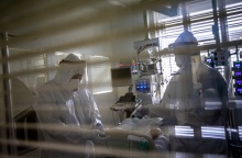 Γιατροί σε Μονάδα Εντατικής Θεραπείας