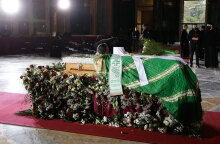 Ιερέας προσκυνά το φέρετρο μέσα στο οποίο βρίσκεται η σορός του Πατριάρχη Σερβίας Ειρηναίου