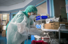 Νοσηλευτές και γιατροί με προστατευτικές στολές για τον κορωνοϊό στην Εντατική του νοσοκομείου «Σωτηρία»