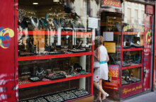 Γυναίκα μπαίνει σε κατάστημα με κοσμήματα στο Παρίσι