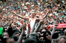 Στιγμιότυπο από την tribute συναυλία για τον Φρέντι Μέρκιουρι στο γήπεδο Γουέμπλεϊ το 1992