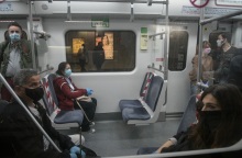 Επιβάτες με μάσκα σε συρμό του μετρό 