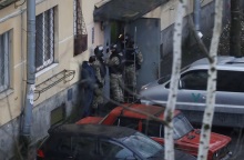 Ρώσοι αστυνομικοί έξω από το σπίτι όπου ο δράστης κρατούσε τα παιδιά