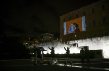 Το μήνυμα «Όχι στη Βία» στην πρόσοψη της Βουλής