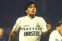 Ο Ντιέγκο Μαραντόνα με φανέλα της ομάδας ποδοσφαίρου Τότεναμ