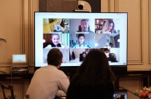 Κυριάκος Μητσοτάκης παρακολουθεί τη διαδικτυακή διδασκαλία