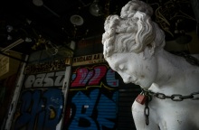 Φωτογραφικό στιγμιότυπο από τα κλειστά μαγαζιά στην Αθήνα