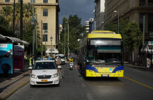 Lockdown στην Αθήνα: Τρόλεϊ και περιπολικό της Δημοτικής Αστυνομίας σε κεντρικό δρόμο της πόλης