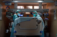 Γιατροί βοηθούν ασθενή με κορωνοϊό σε ΜΕΘ νοσοκομείου στην Ισπανία