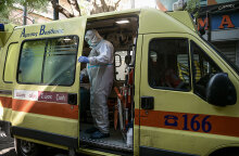 Τραυματιοφορέας σε ασθενοφόρο του ΕΚΑΒ με προστατευτική στολή για τον κορωνοϊό