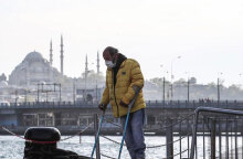 Άνδρας με πατερίτσα και προστατευτική μάσκα για τον κορωνοϊό στην Κωνσταντινούπολη
