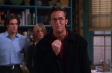 Ο ηθοποιός Μάθιου Πέρι ως «Τσάντλερ» στην τηλεοπτική σειρά «Τα Φιλαράκια»