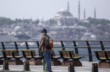 Γυναίκα με ηλεκτρικό πατίνι και μάσκα για τον κορωνοϊό, με φόντο την Αγία Σοφία 