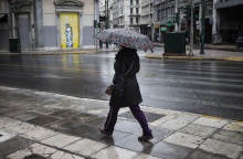 Κυρία με ομπρέλα στο κέντρο της Αθήνας