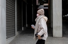 Κοπέλα με σκούφο για το κρύο και μάσκα