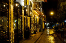 Χριστουγεννιάτικη ατμόσφαιρα στην Αθήνα - Στολισμός σε καταστήματα